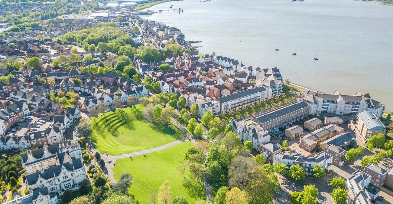 2 bedroom property for sale in Greenhithe | Robinson Jackson