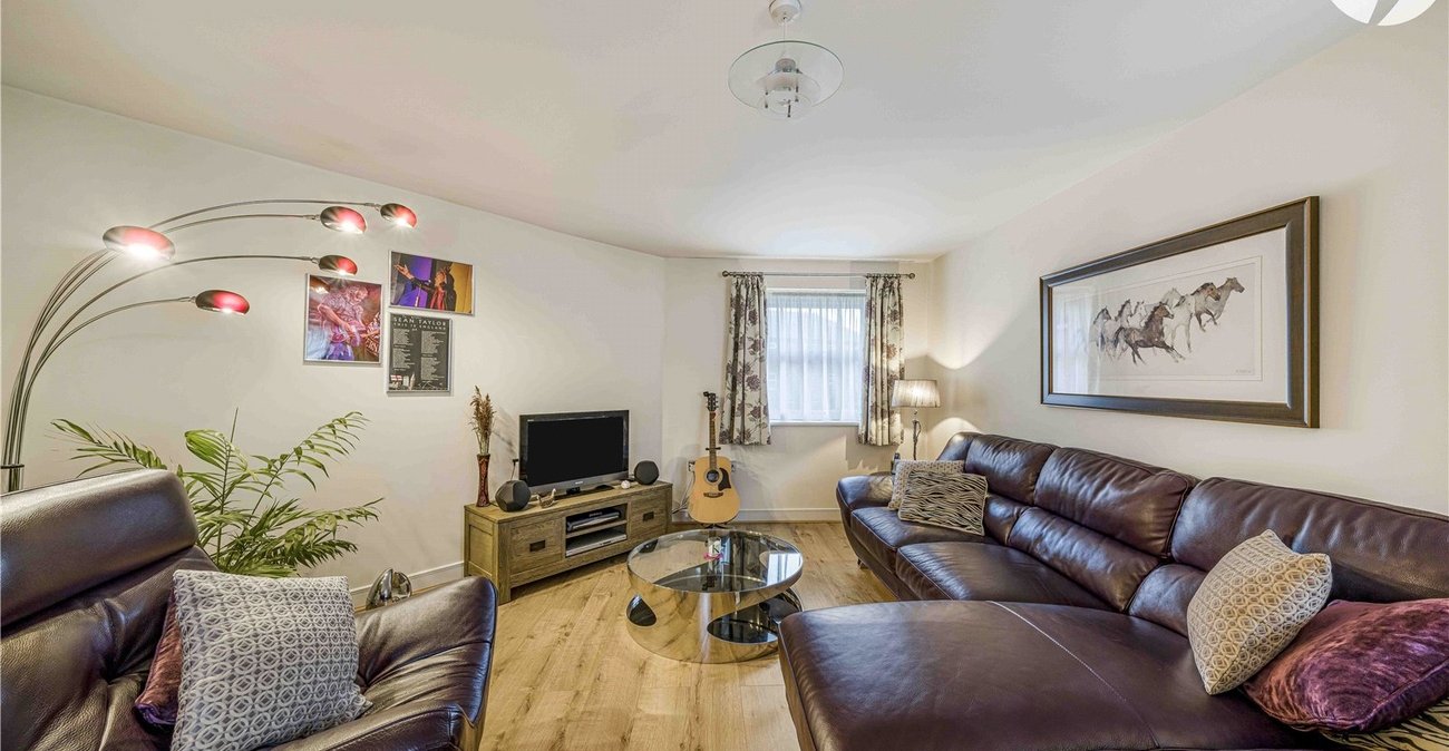 2 bedroom property for sale in Greenhithe | Robinson Jackson