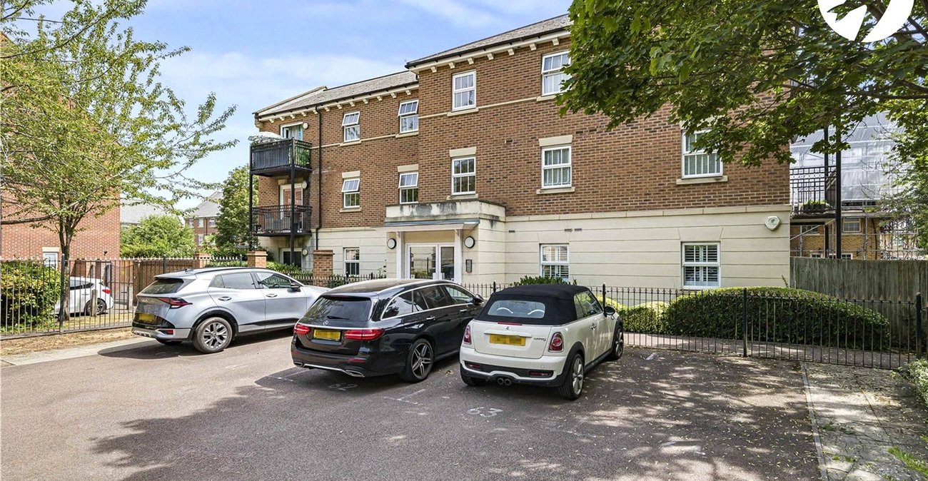 2 bedroom property for sale in Greenhithe | Robinson Jackson