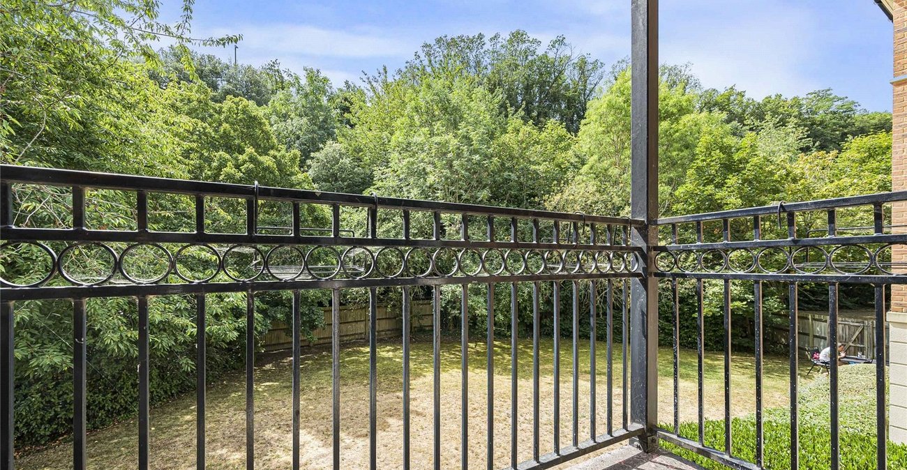 2 bedroom property for sale in Greenhithe | Robinson Jackson