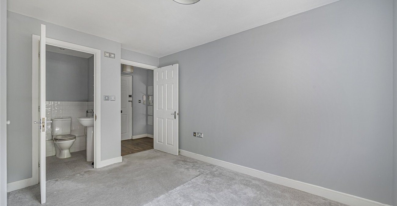 2 bedroom property for sale in Greenhithe | Robinson Jackson