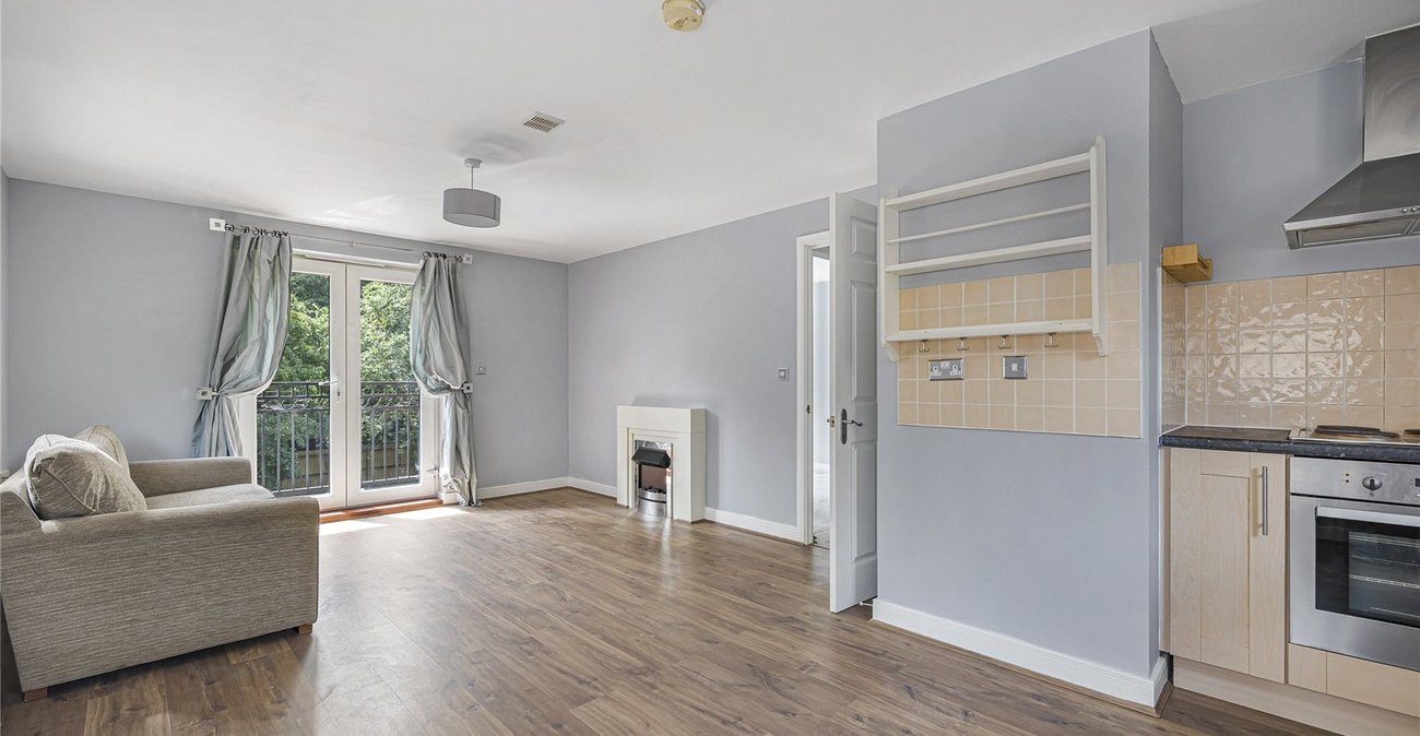 2 bedroom property for sale in Greenhithe | Robinson Jackson
