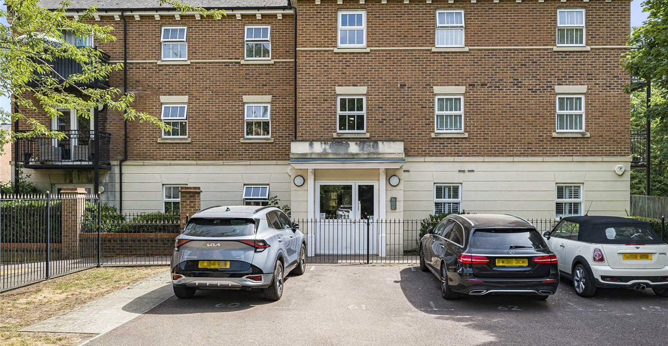 2 bedroom property for sale in Greenhithe | Robinson Jackson