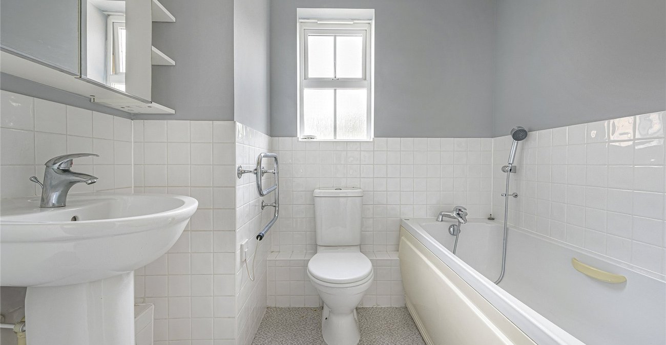 2 bedroom property for sale in Greenhithe | Robinson Jackson