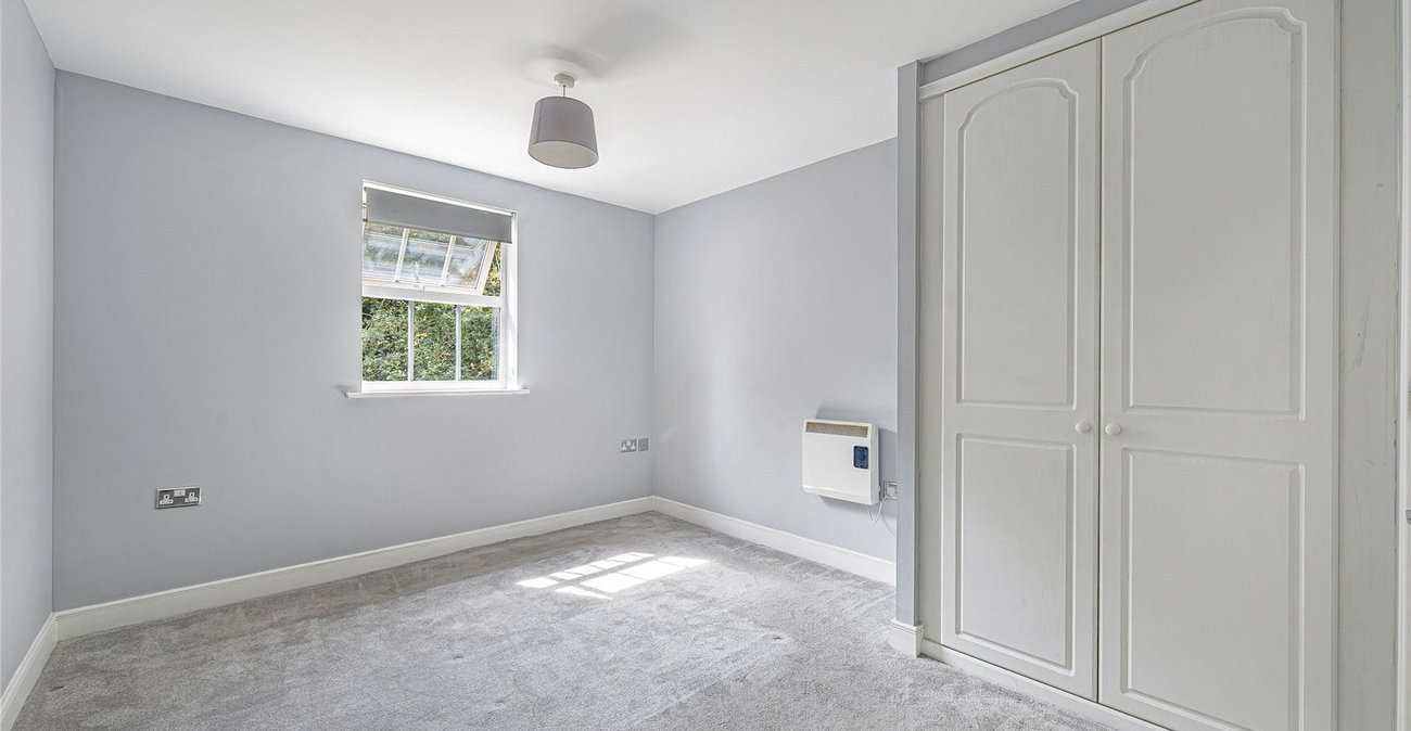 2 bedroom property for sale in Greenhithe | Robinson Jackson