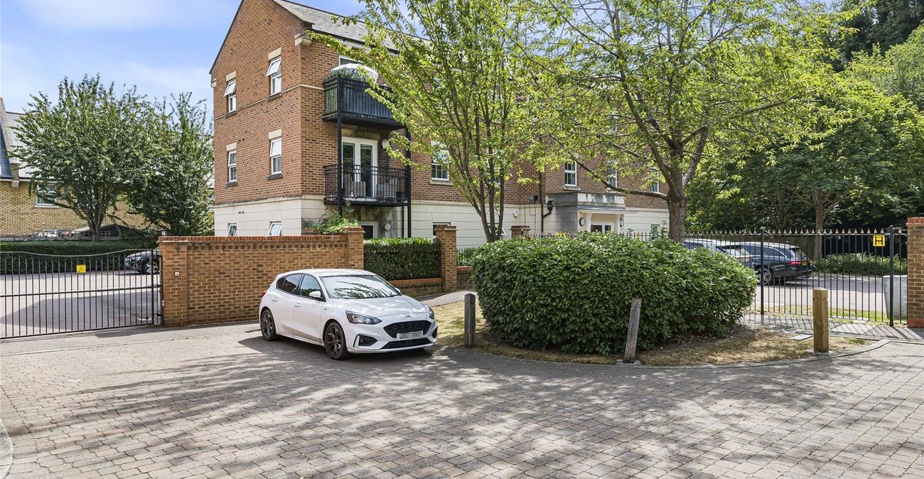 2 bedroom property for sale in Greenhithe | Robinson Jackson