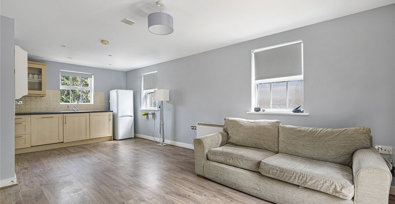2 bedroom property for sale in Greenhithe | Robinson Jackson
