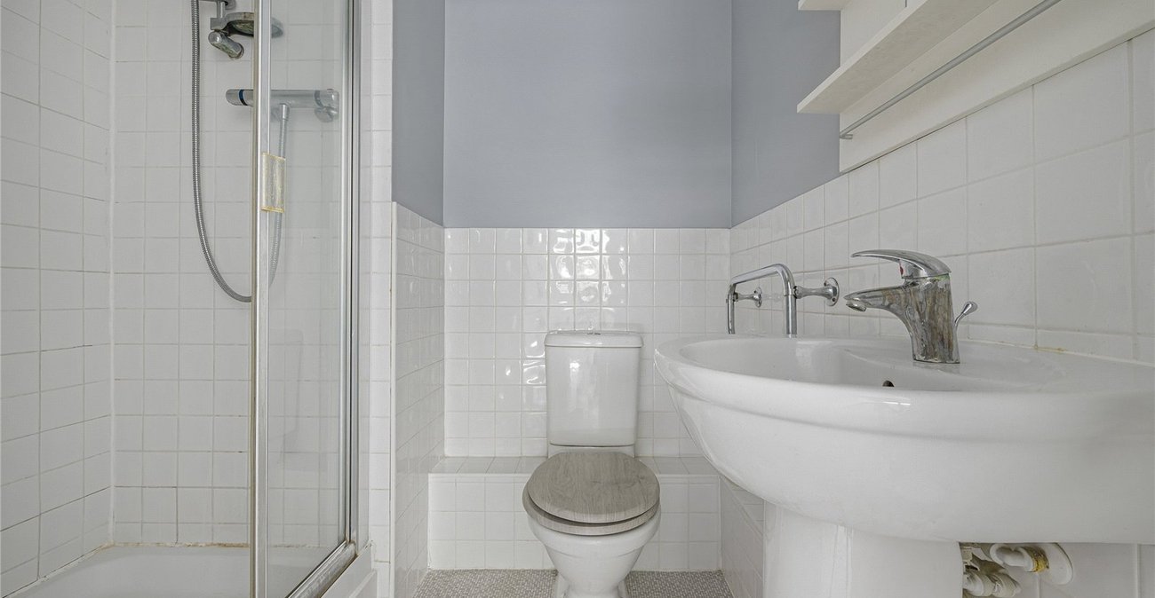 2 bedroom property for sale in Greenhithe | Robinson Jackson