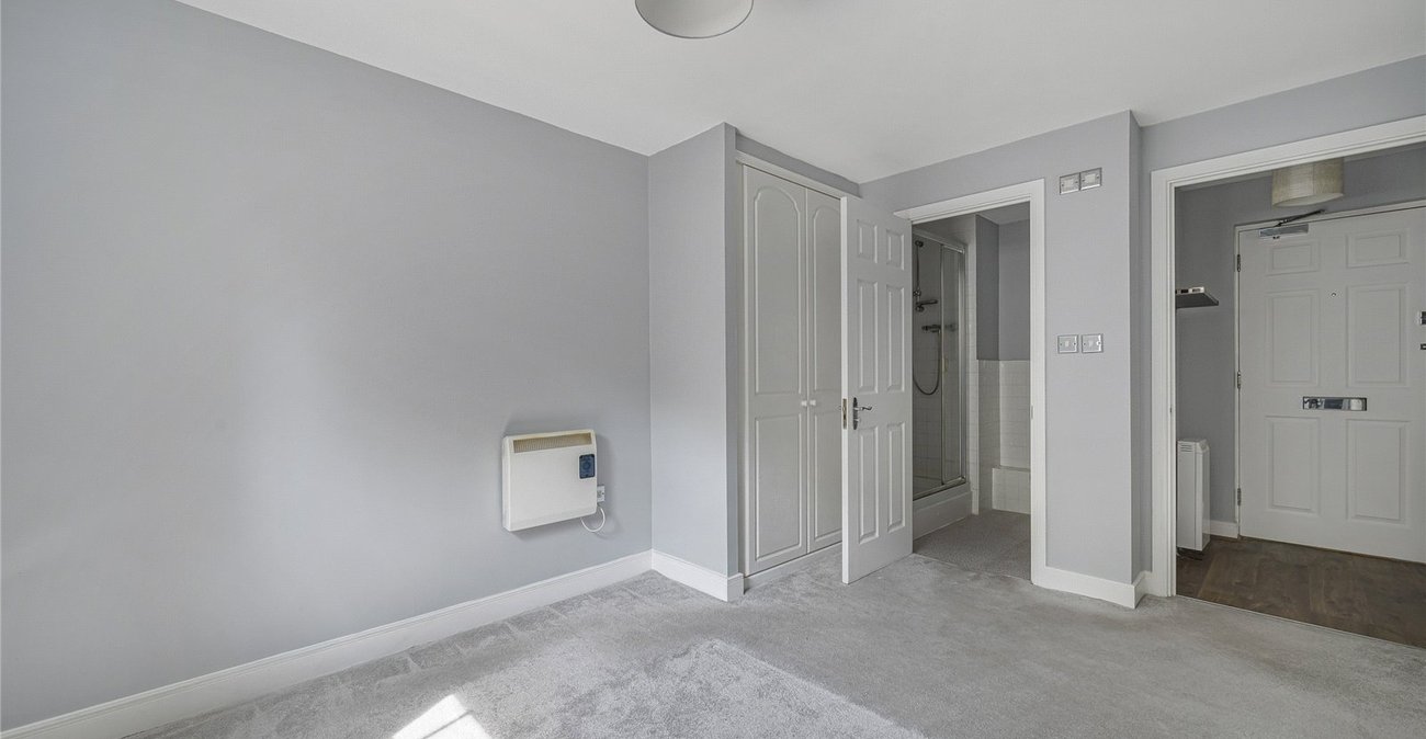 2 bedroom property for sale in Greenhithe | Robinson Jackson