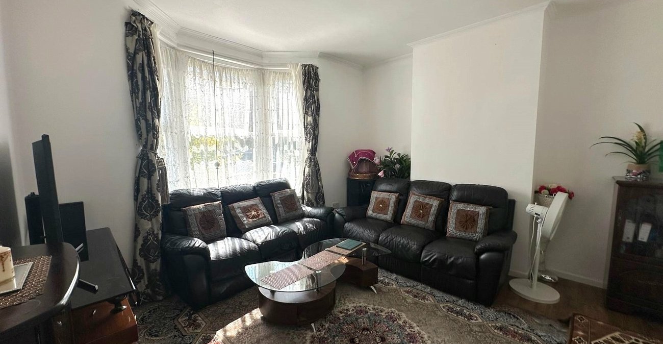 3 bedroom house for sale in London | Robinson Jackson