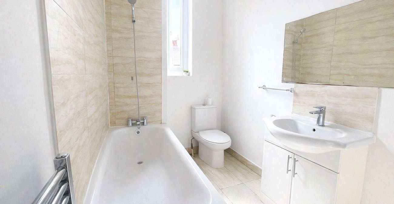 3 bedroom house for sale in London | Robinson Jackson