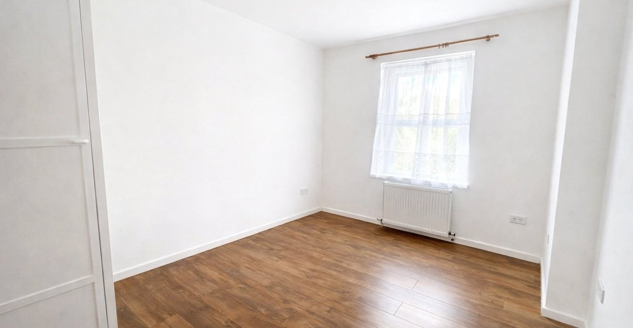 3 bedroom house for sale in London | Robinson Jackson