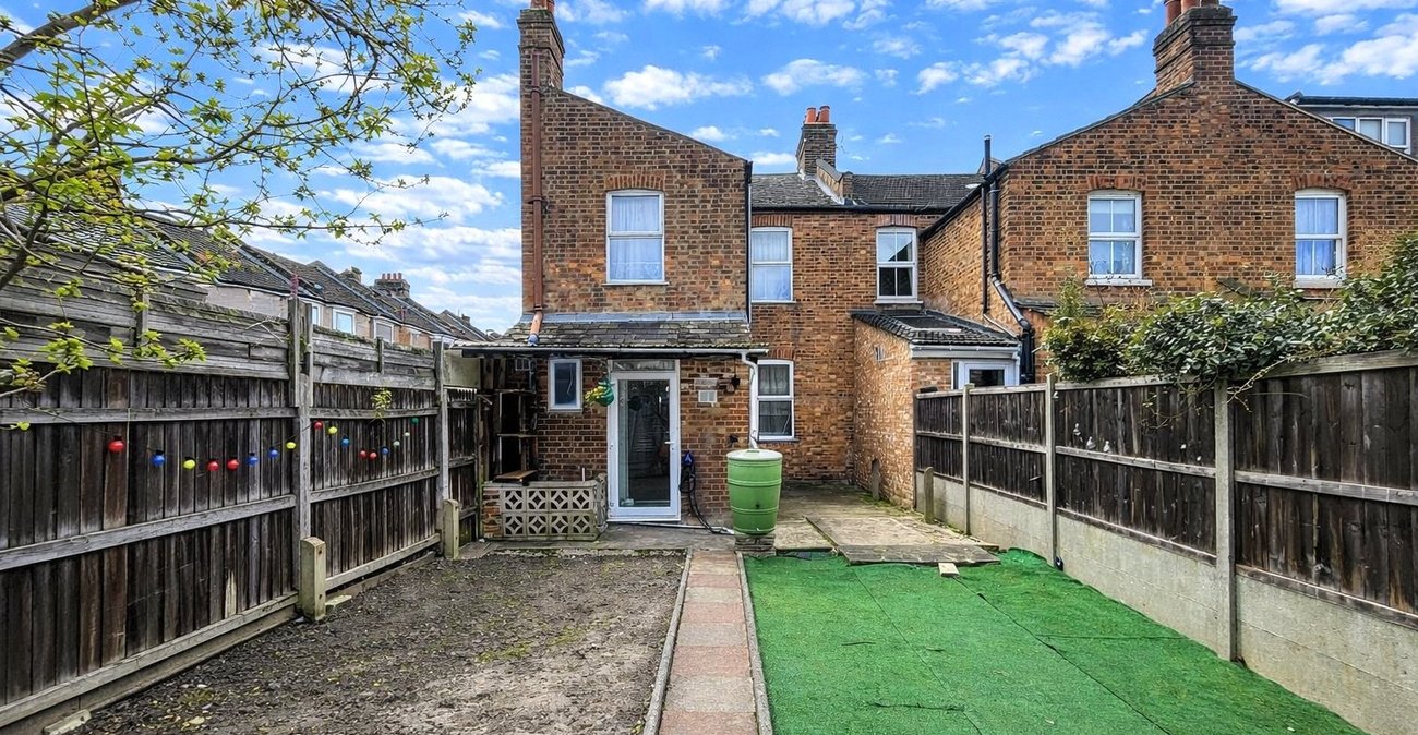 3 bedroom house for sale in London | Robinson Jackson