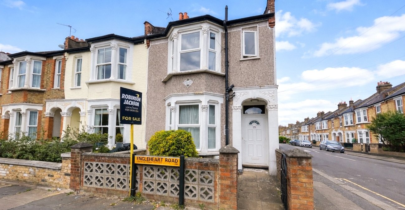 3 bedroom house for sale in London | Robinson Jackson
