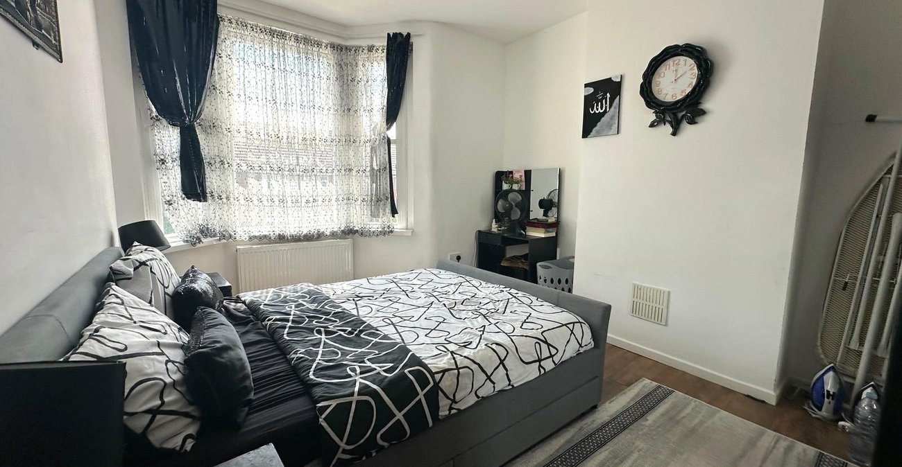 3 bedroom house for sale in London | Robinson Jackson