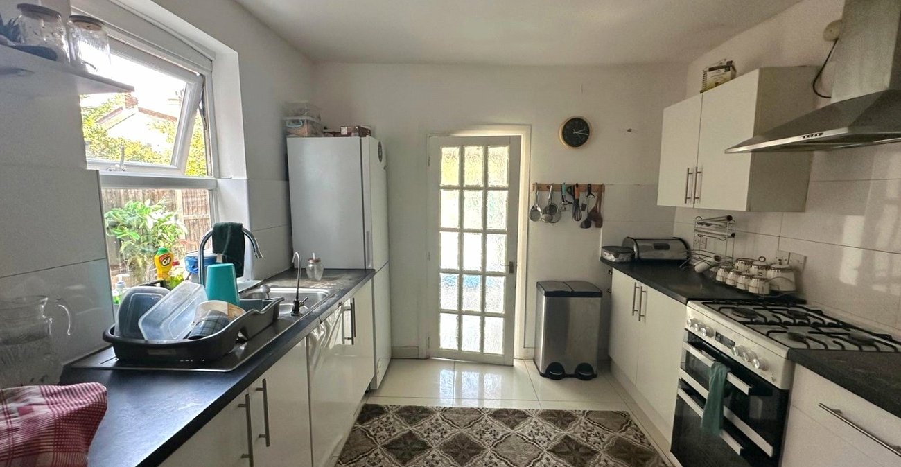 3 bedroom house for sale in London | Robinson Jackson