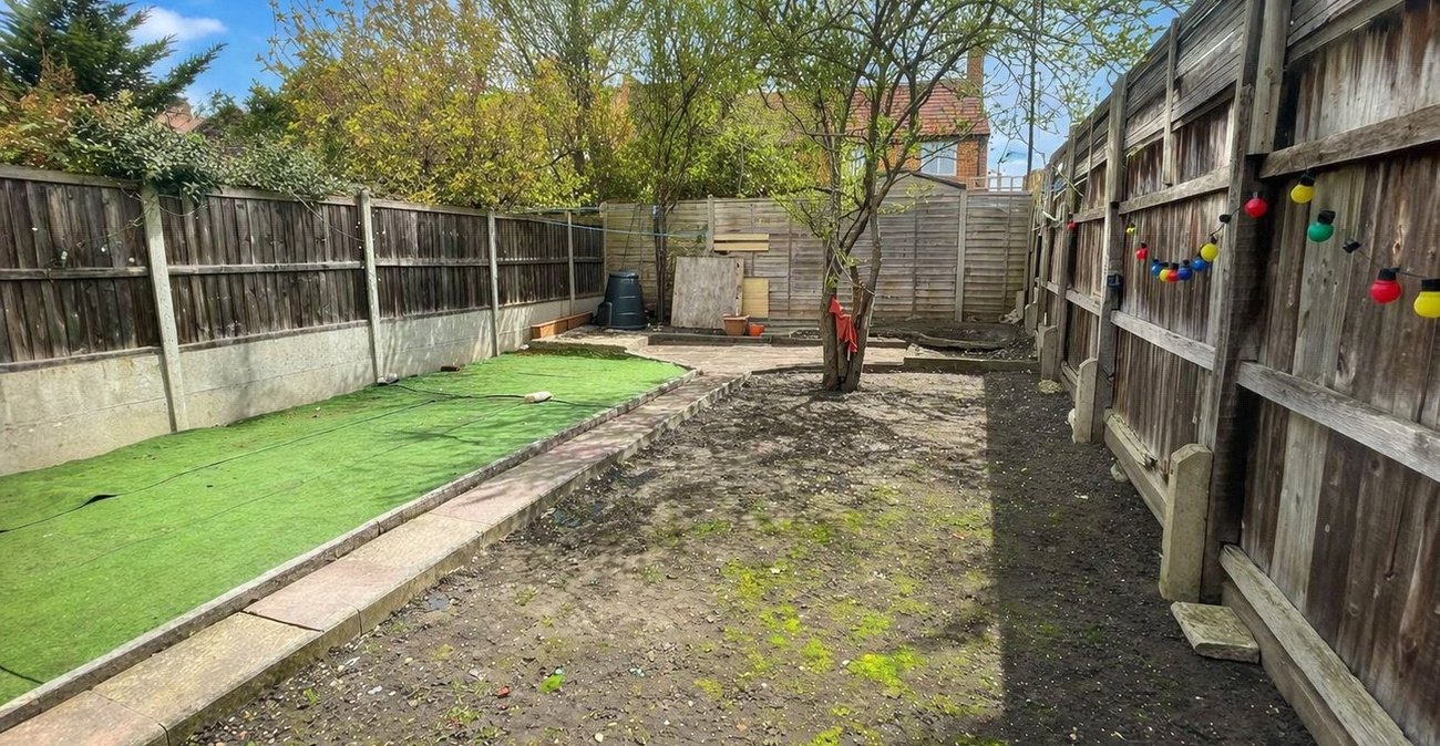 3 bedroom house for sale in London | Robinson Jackson
