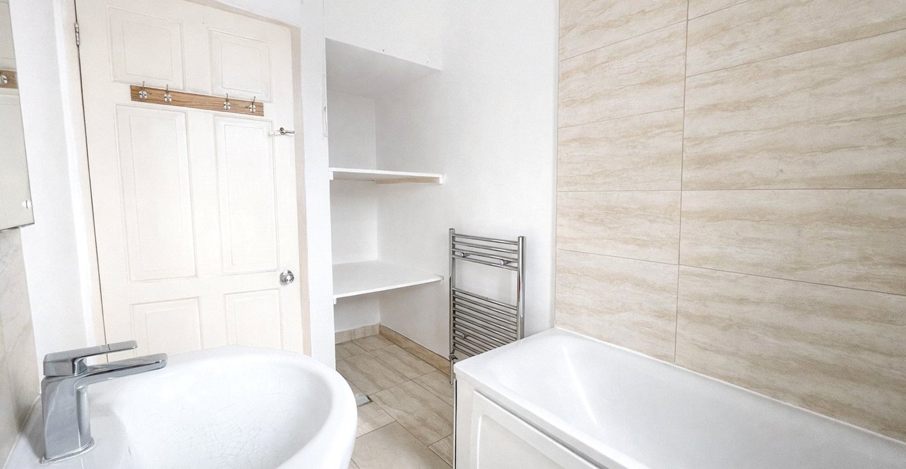 3 bedroom house for sale in London | Robinson Jackson