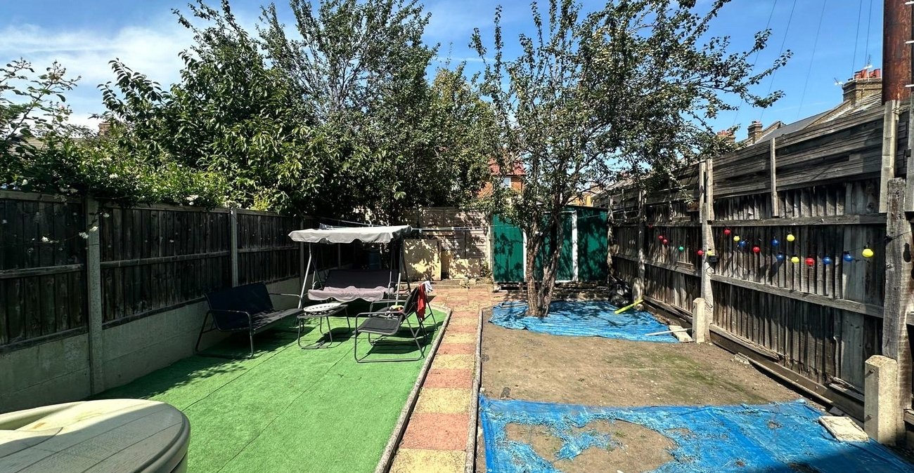 3 bedroom house for sale in London | Robinson Jackson