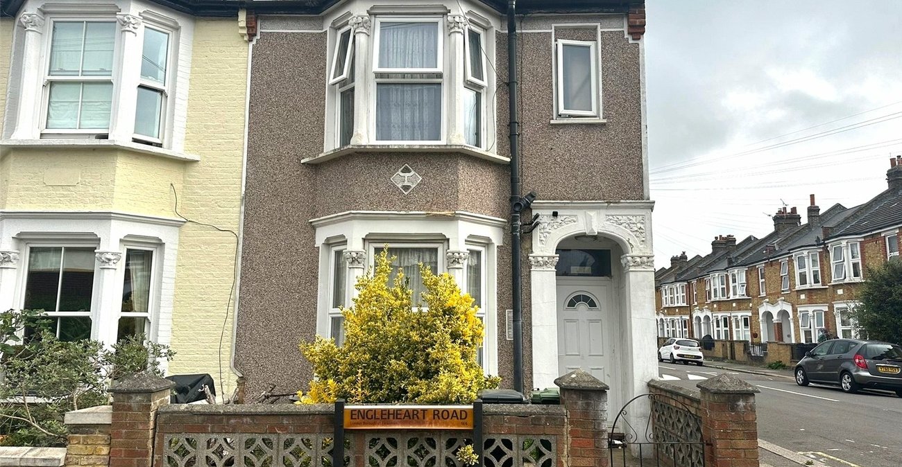 3 bedroom house for sale in London | Robinson Jackson