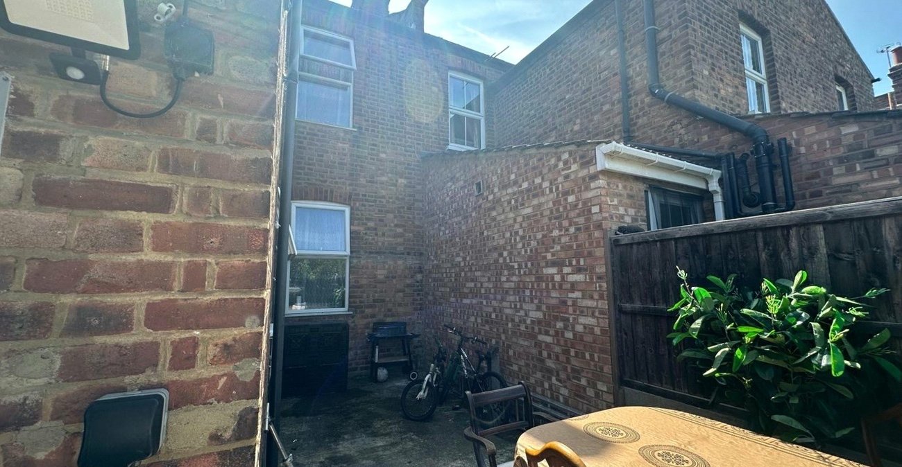 3 bedroom house for sale in London | Robinson Jackson