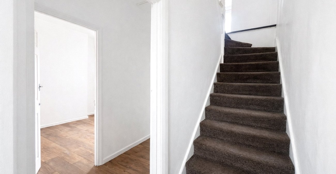 3 bedroom house for sale in London | Robinson Jackson