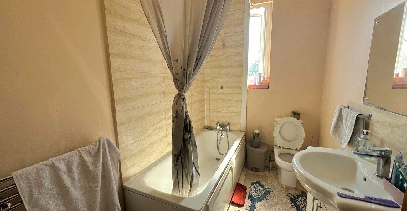 3 bedroom house for sale in London | Robinson Jackson