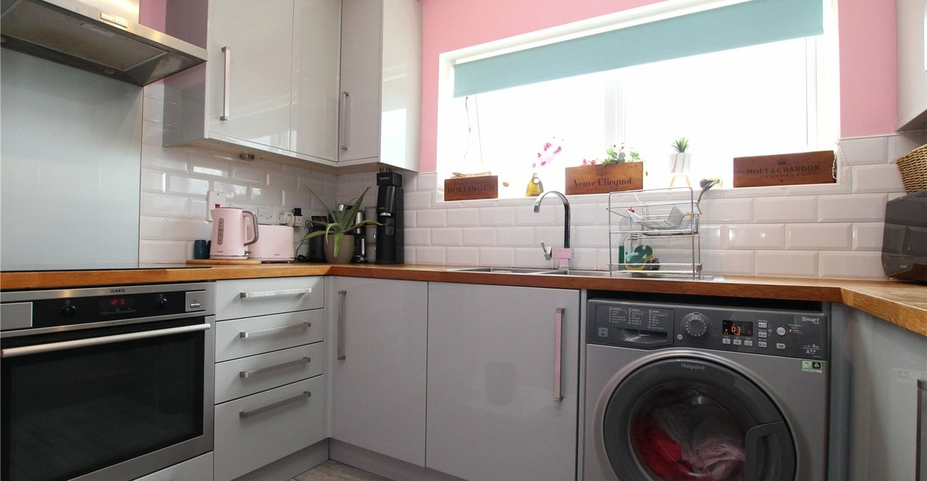 2 bedroom property for sale in London | Robinson Jackson