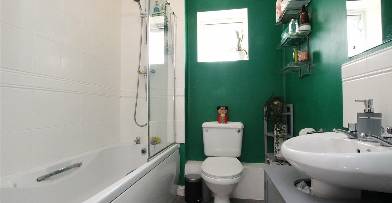 2 bedroom property for sale in London | Robinson Jackson