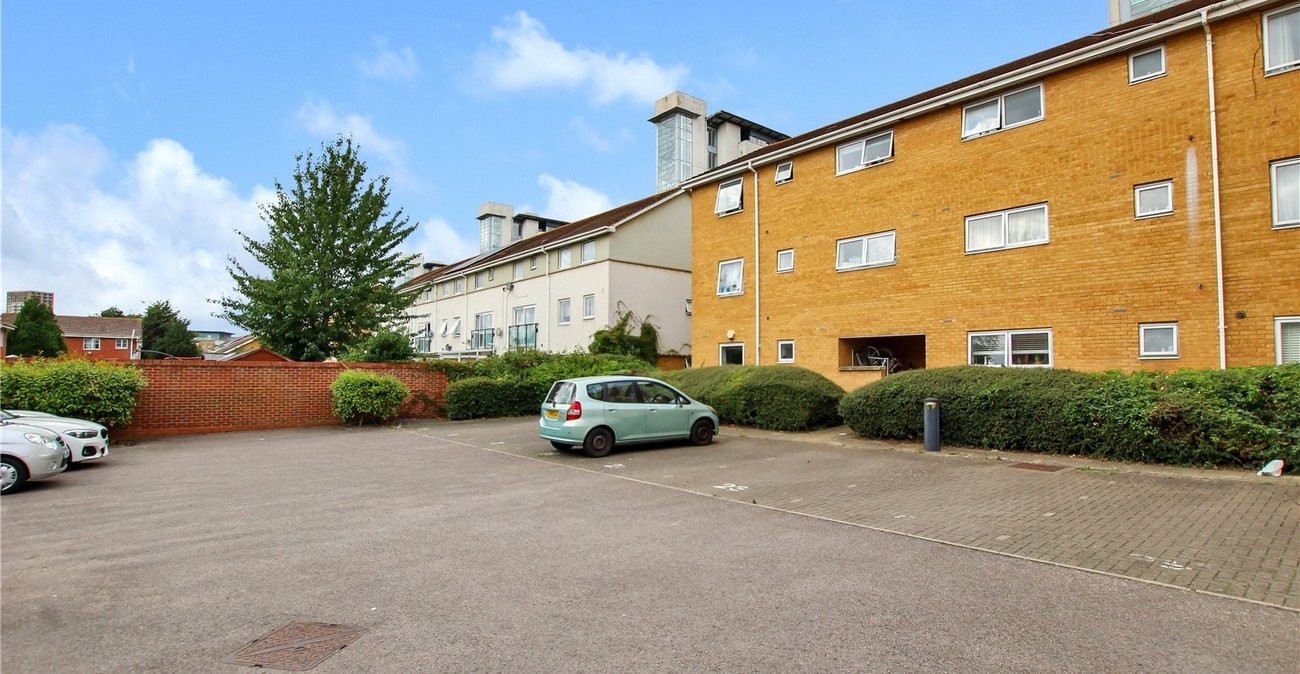 2 bedroom property for sale in London | Robinson Jackson