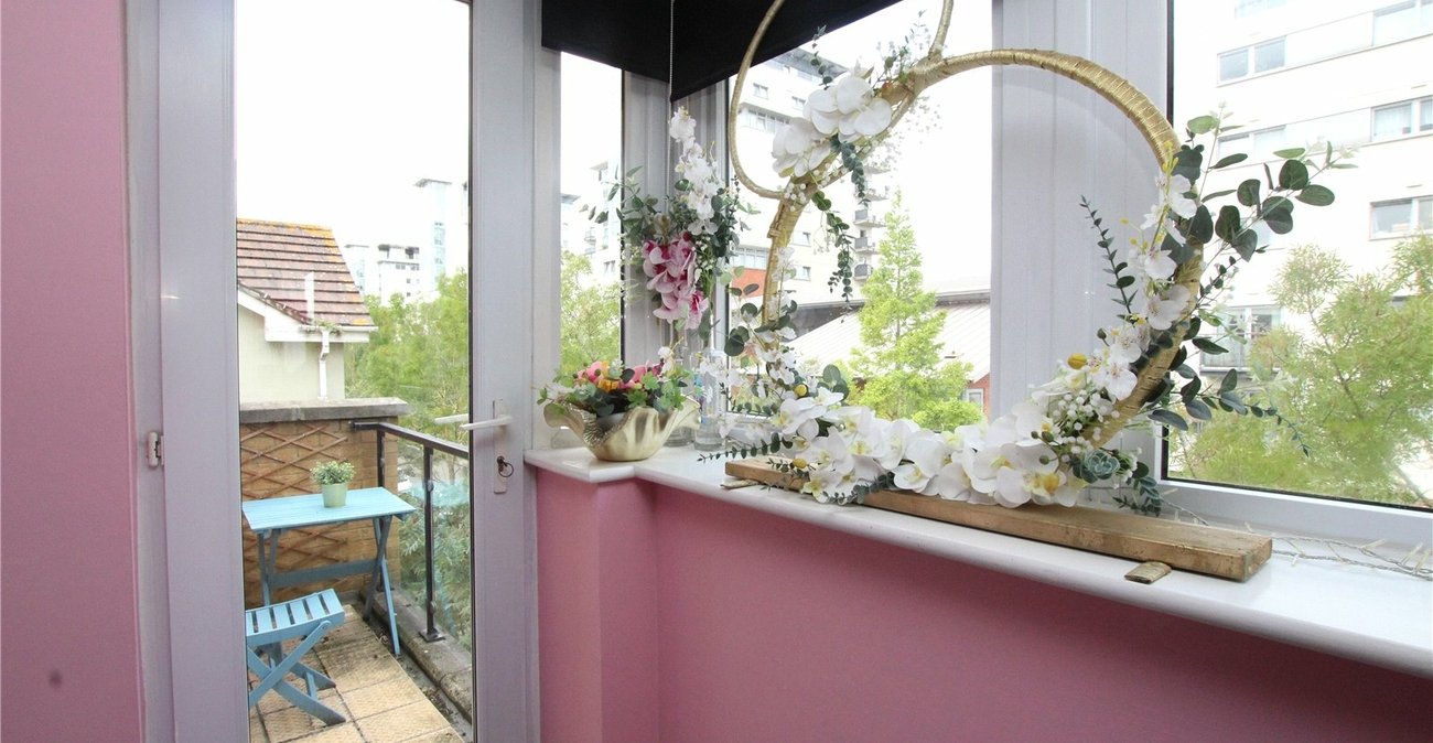 2 bedroom property for sale in London | Robinson Jackson