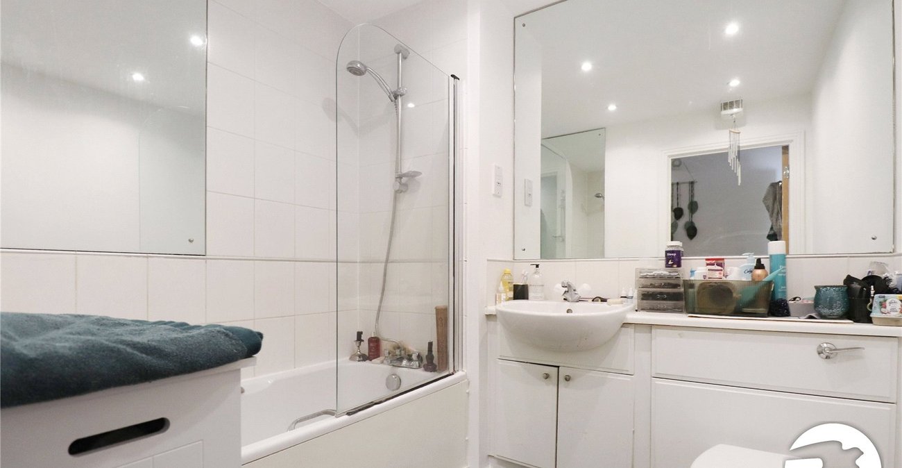 2 bedroom property for sale in London | Robinson Jackson