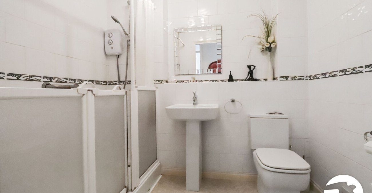 2 bedroom property for sale in Belvedere | Robinson Jackson