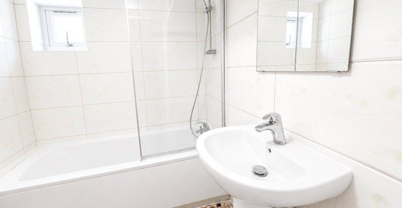3 bedroom house for sale in London | Robinson Jackson