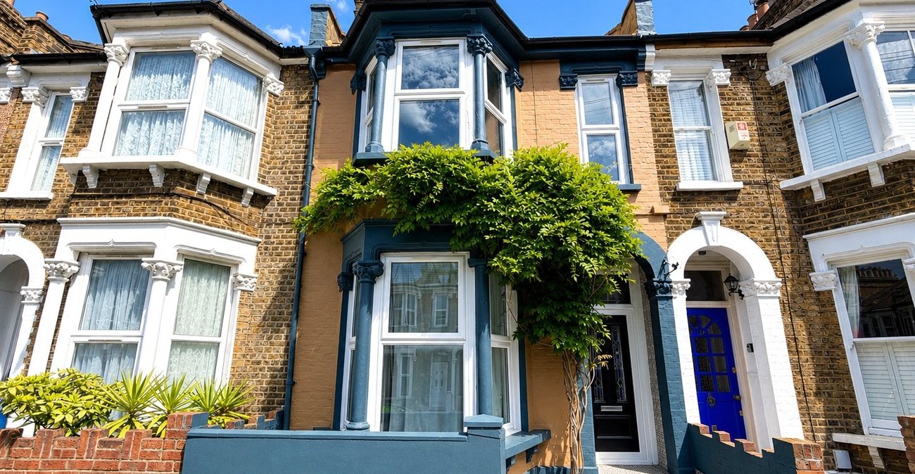 3 bedroom house for sale in London | Robinson Jackson