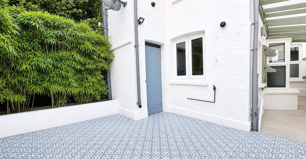 3 bedroom house for sale in London | Robinson Jackson