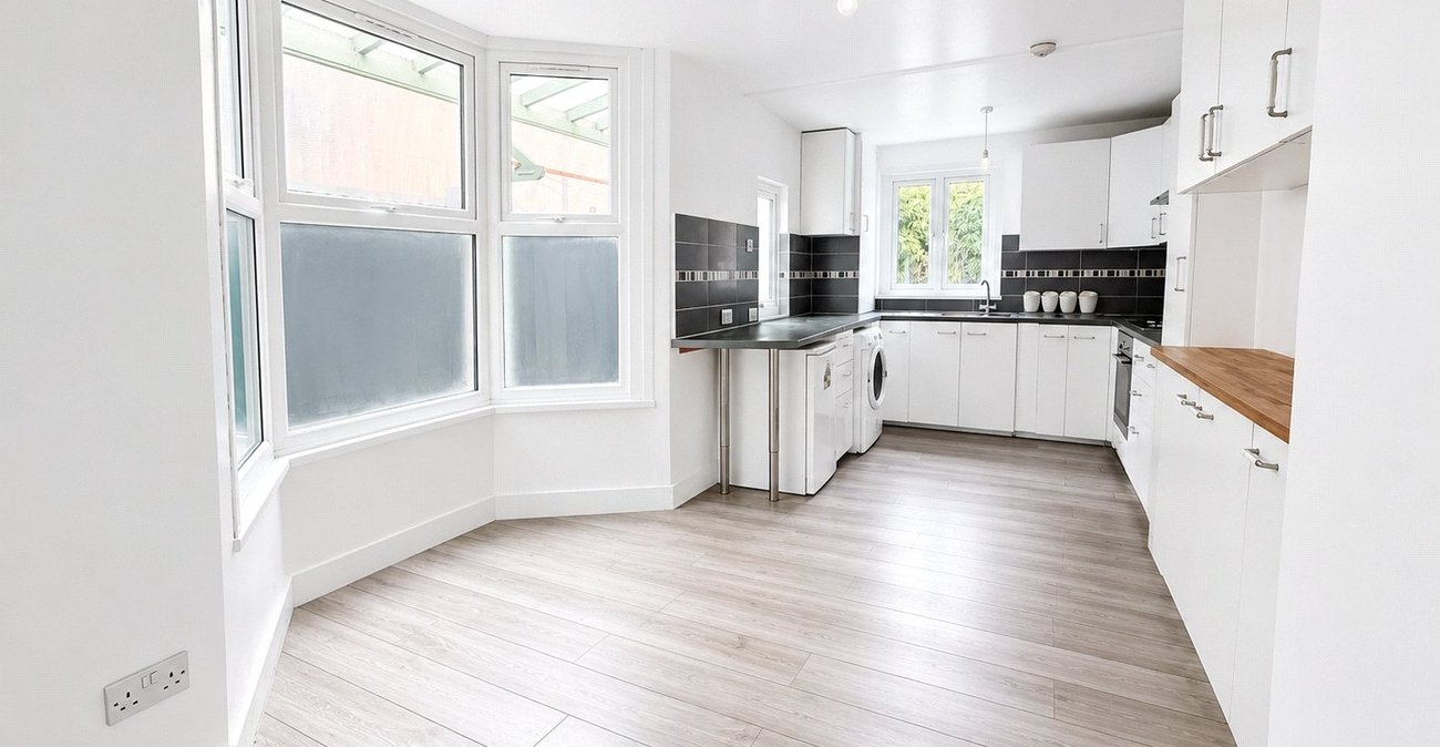 3 bedroom house for sale in London | Robinson Jackson