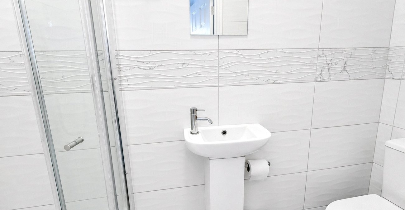 3 bedroom house for sale in London | Robinson Jackson