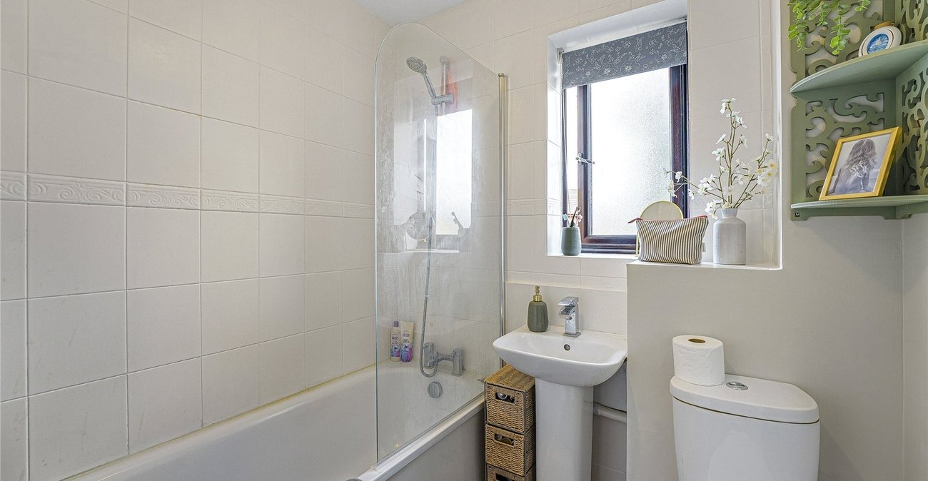 2 bedroom house for sale in Greenhithe | Robinson Jackson