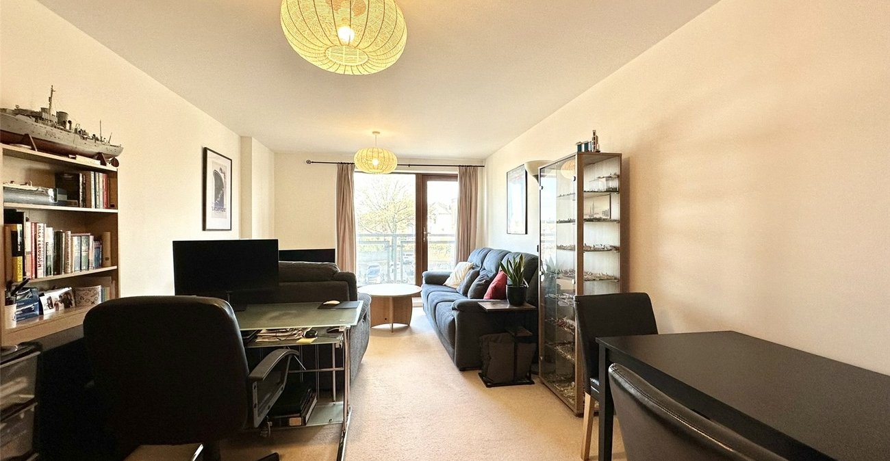 2 bedroom property for sale in Greenhithe | Robinson Jackson