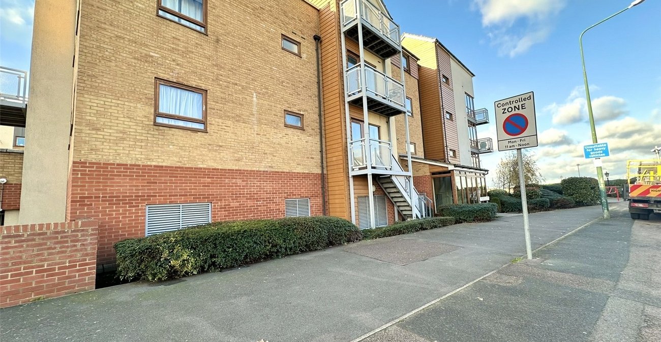 2 bedroom property for sale in Greenhithe | Robinson Jackson