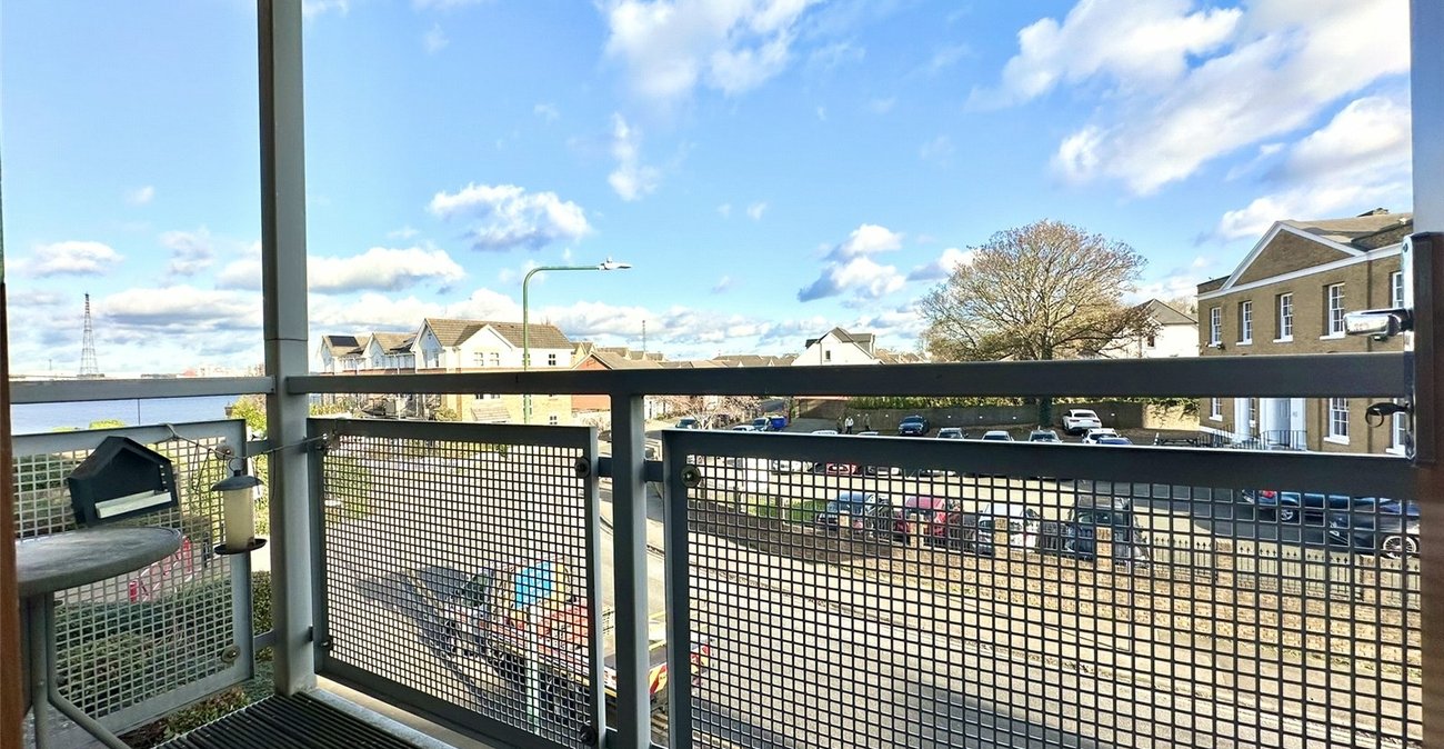 2 bedroom property for sale in Greenhithe | Robinson Jackson