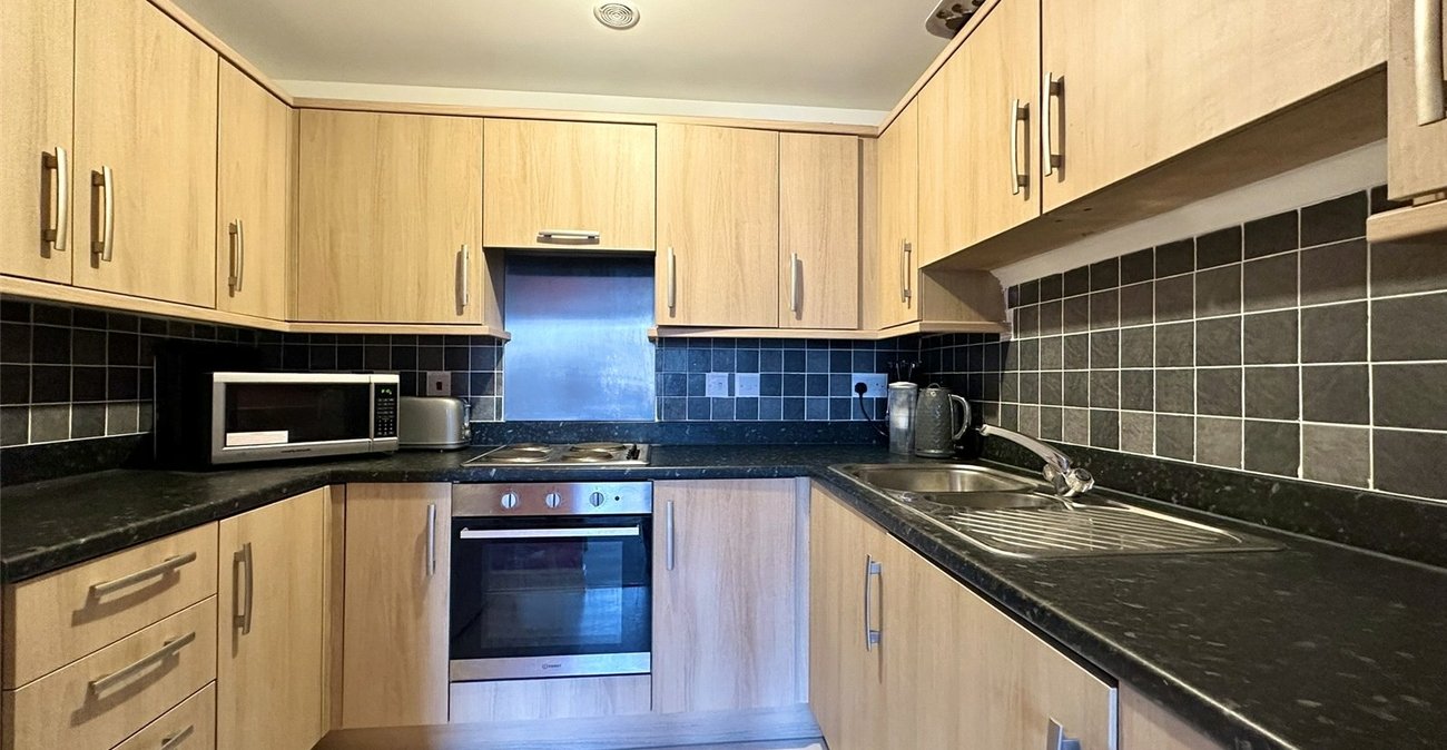 2 bedroom property for sale in Greenhithe | Robinson Jackson