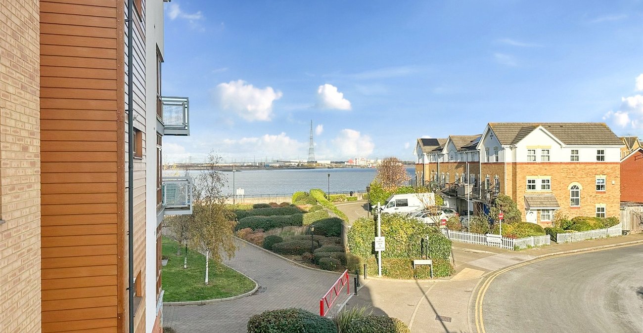 2 bedroom property for sale in Greenhithe | Robinson Jackson