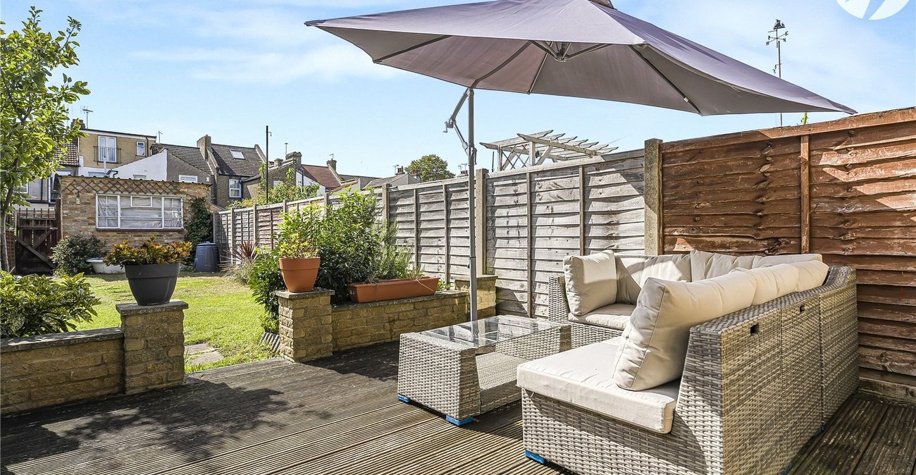 2 bedroom house for sale in Greenhithe | Robinson Jackson