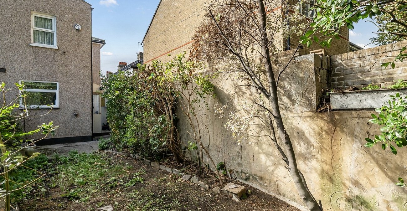 3 bedroom house for sale in London | Robinson Jackson