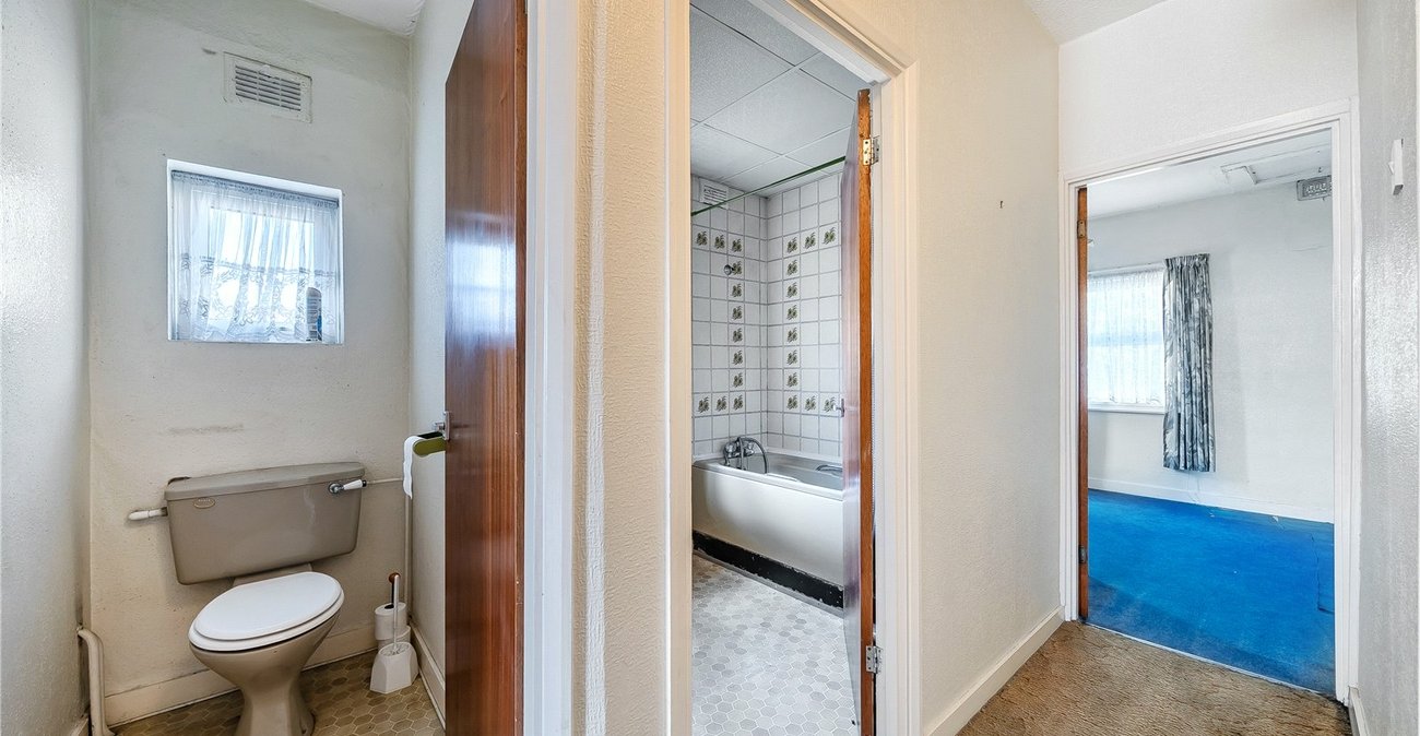 3 bedroom house for sale in London | Robinson Jackson