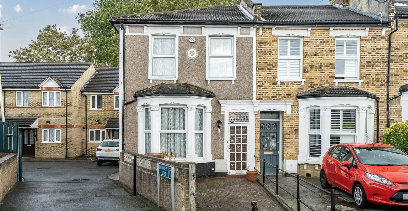 3 bedroom house for sale in London | Robinson Jackson