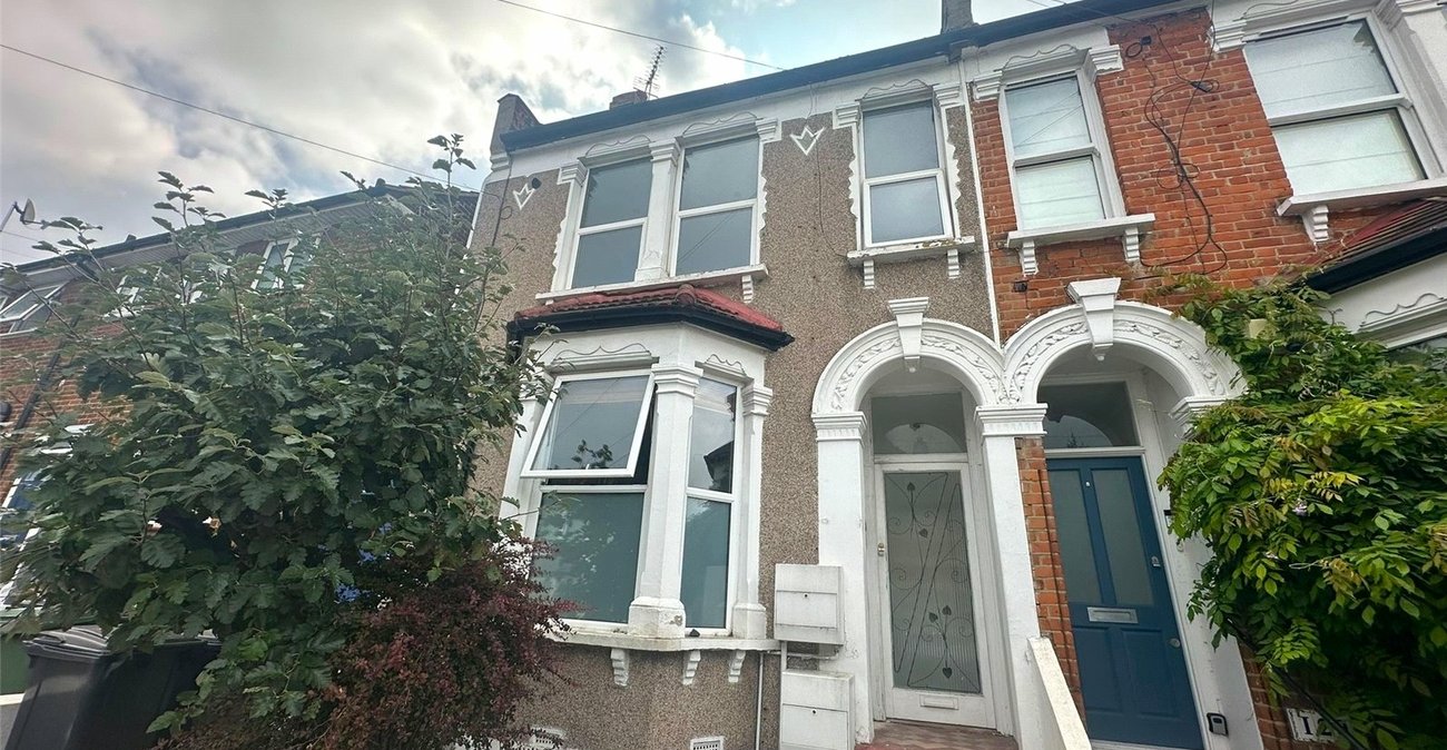 2 bedroom property for sale in London | Robinson Jackson