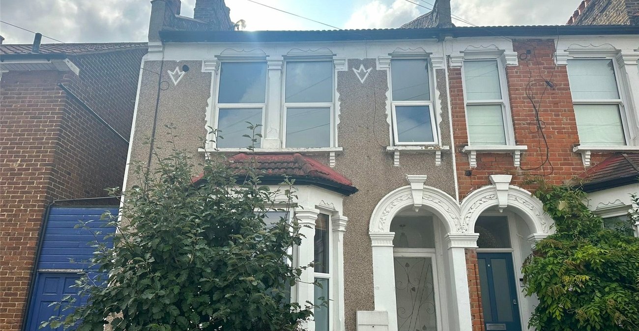 2 bedroom property for sale in London | Robinson Jackson